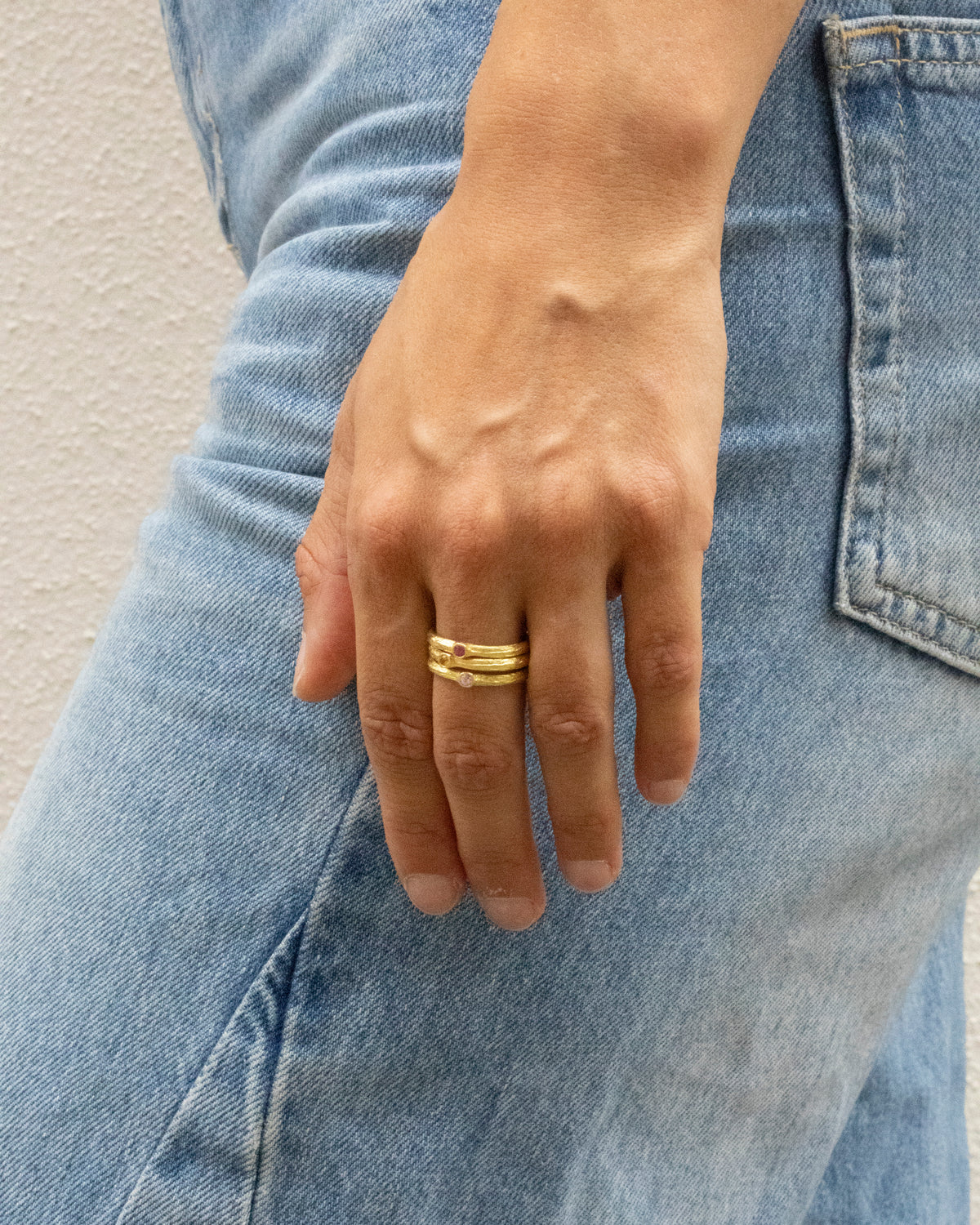 Zarter 750 Goldring mit gelben Saphir (0.055 ct)