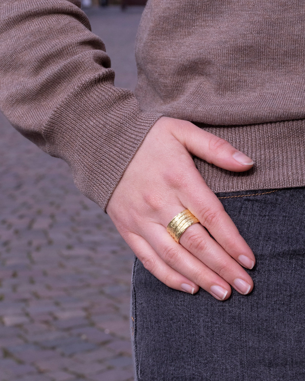 750 Goldring mit Tarmac Struktur - Goldschmiede Krack - Trauringe & Unikatschmuck aus Deidesheim
