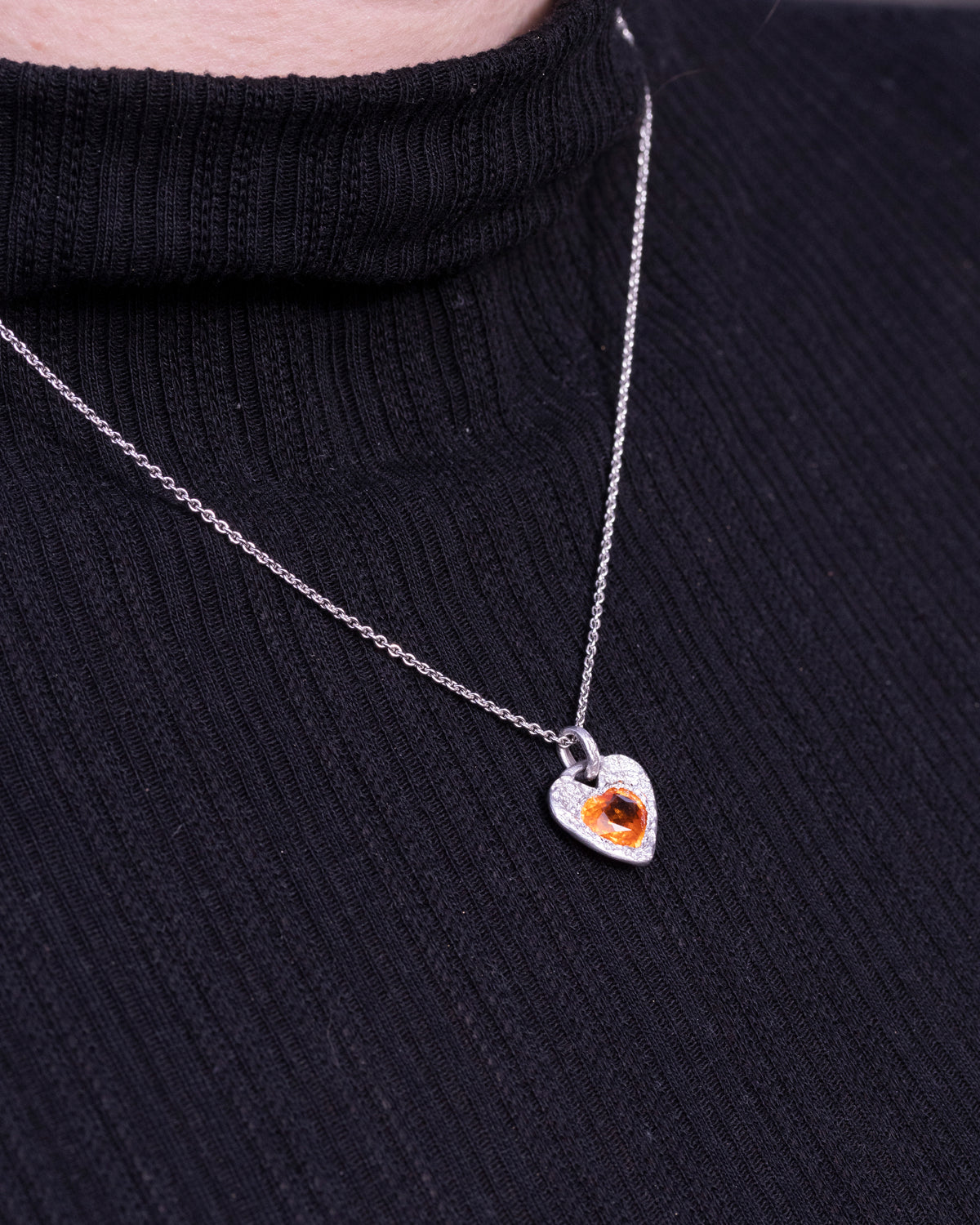 750 Weißgold Herzanhänger mit Mandarin-Granat (2,62 ct) inkl. Weißgoldkette - Goldschmiede Krack - Trauringe & Unikatschmuck aus Deidesheim