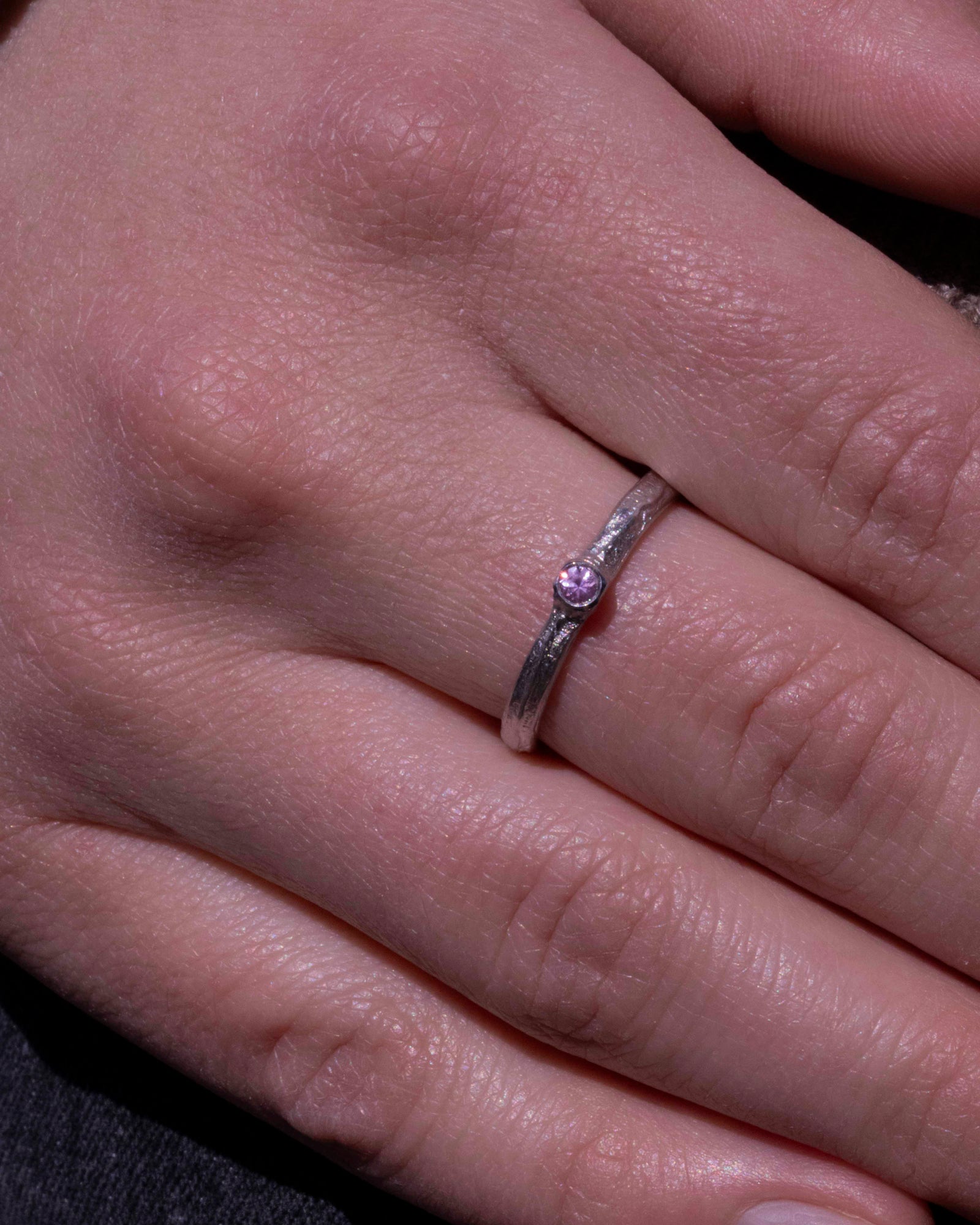 750 Weißgold Ring mit pinkem Saphir (0,08 ct) - Goldschmiede Krack