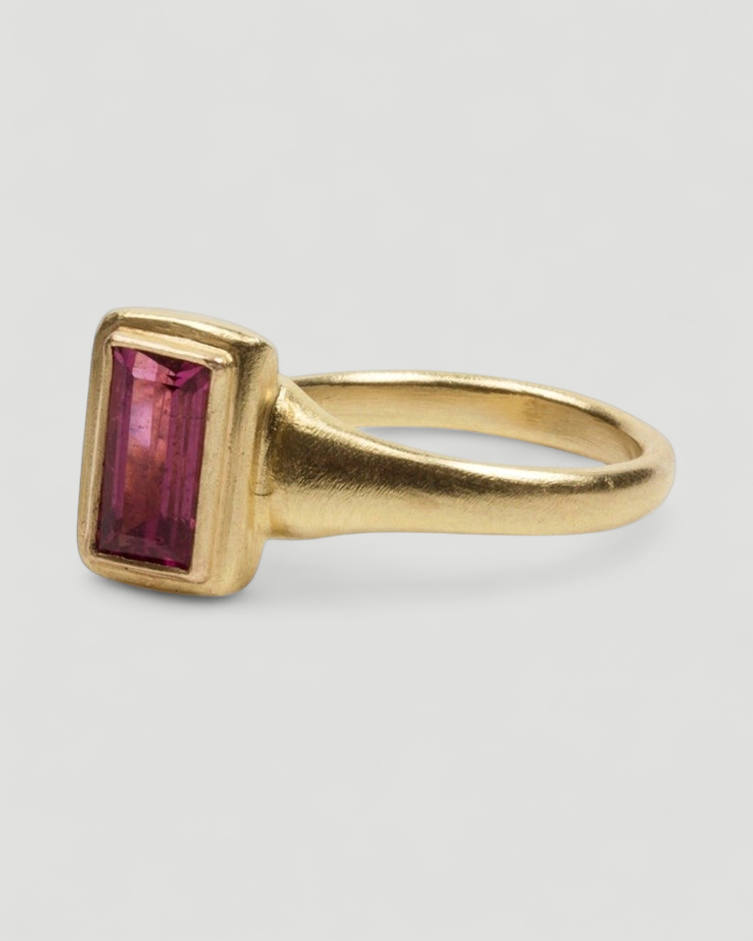 750 Goldring mit himbeerfarbenem Turmalin (1,83 ct) im Baguetteschliff - Unikat - Goldschmiede Krack