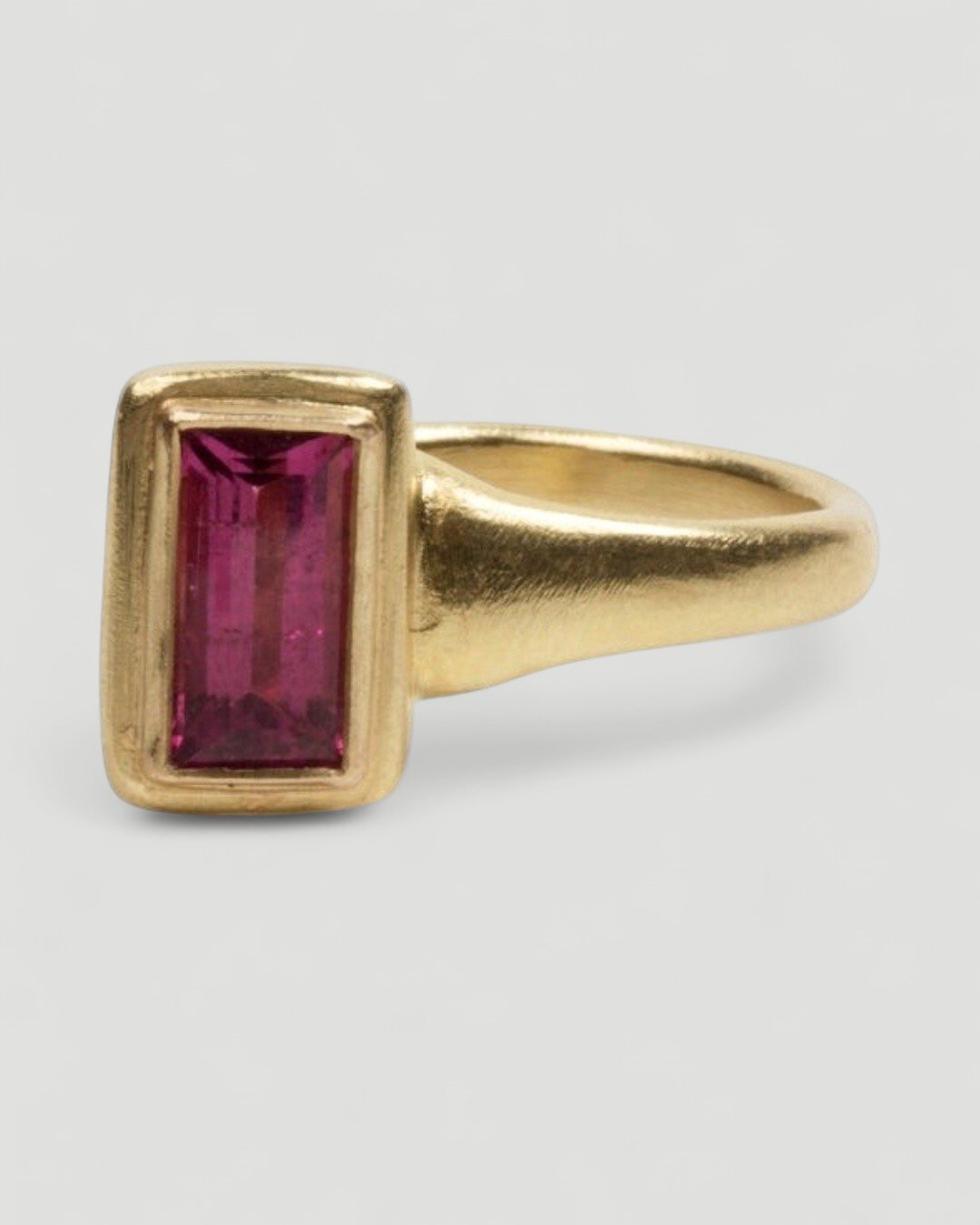 750 Goldring mit himbeerfarbenem Turmalin (1,83 ct) im Baguetteschliff - Unikat - Goldschmiede Krack