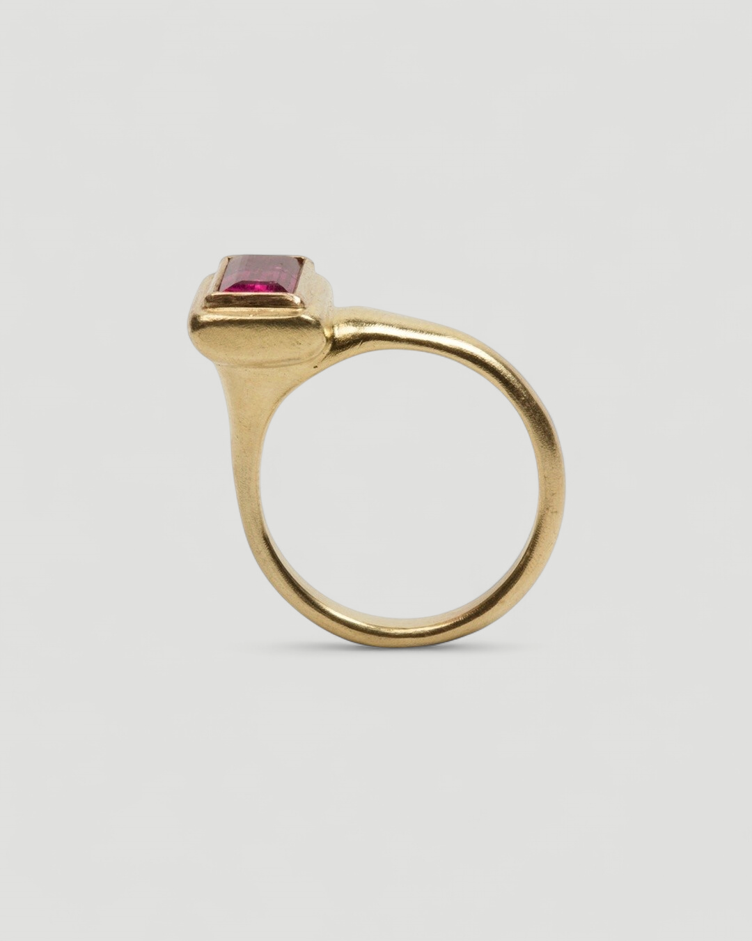 750 Goldring mit himbeerfarbenem Turmalin (1,83 ct) im Baguetteschliff - Unikat - Goldschmiede Krack