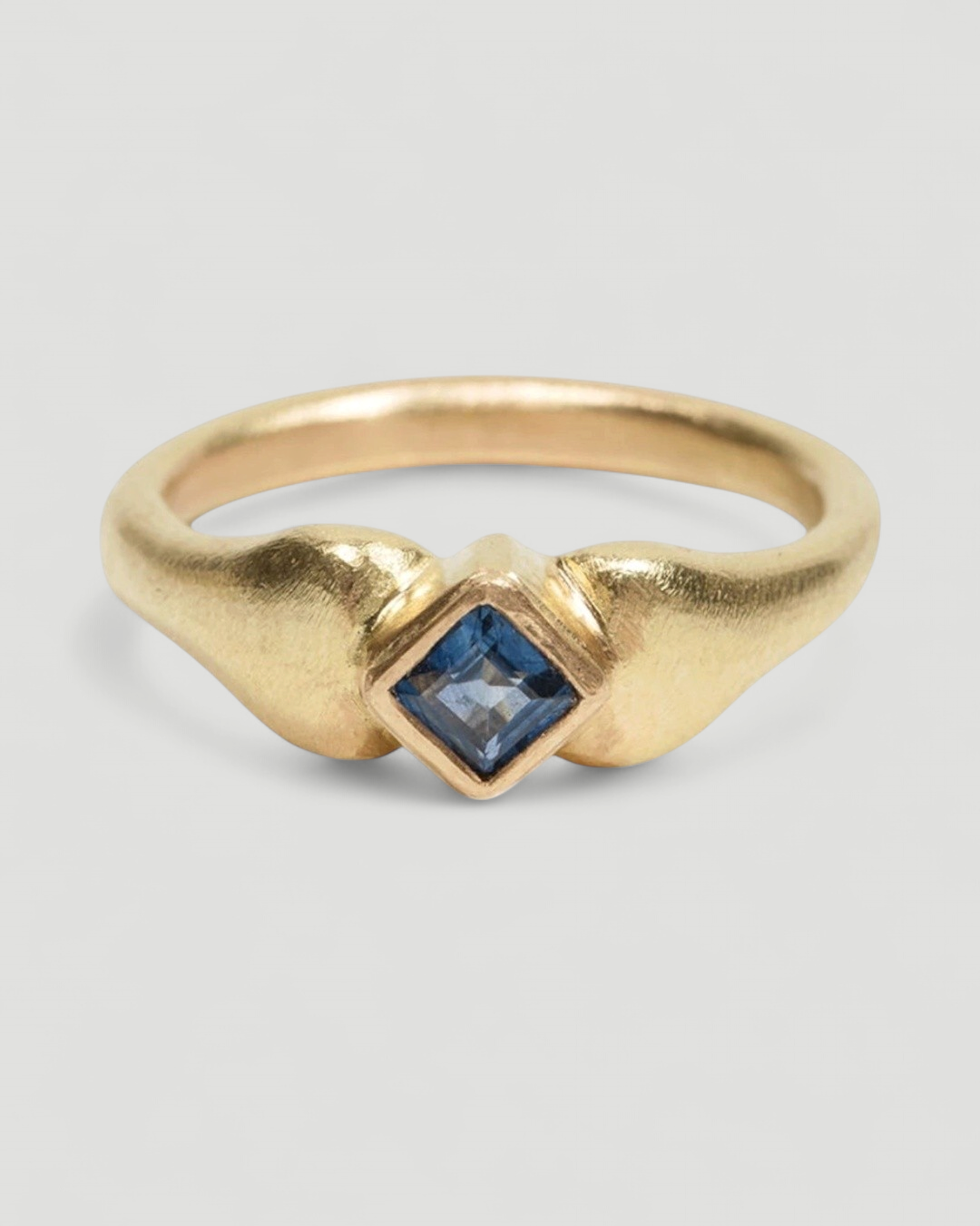 750 Goldring mit Saphir - Goldschmiede Krack