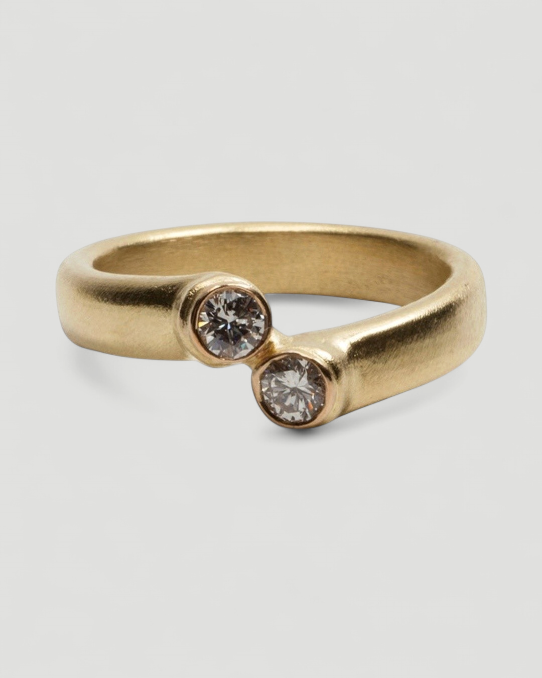 750 Goldring mit zwei weißen Vintage Brillanten - Goldschmiede Krack