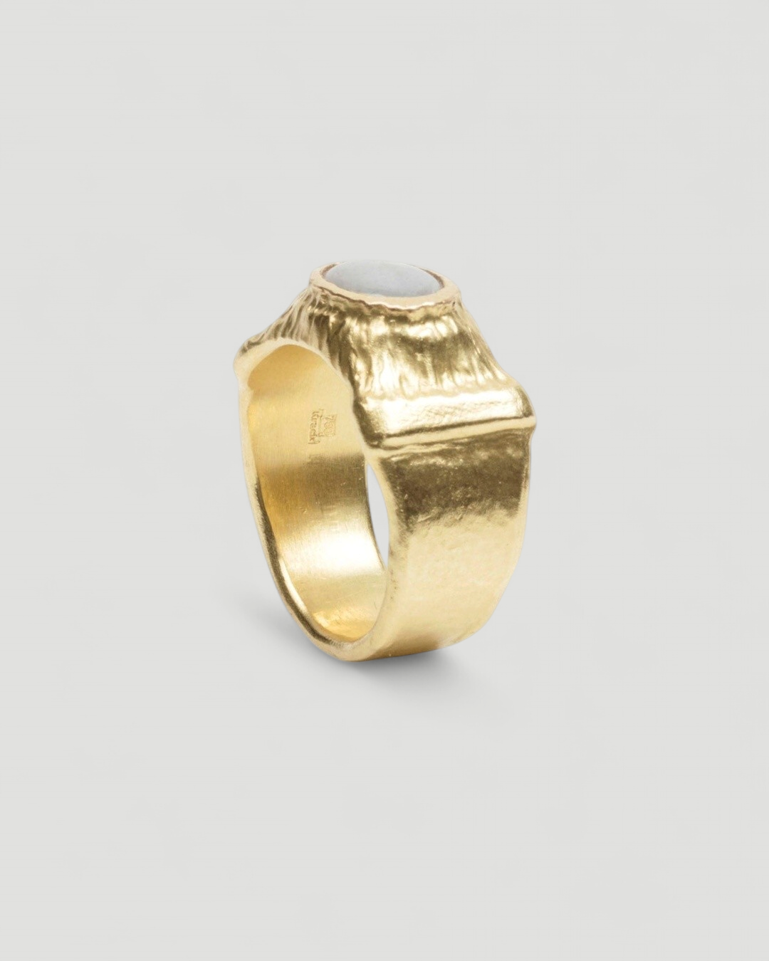 Strukturierter 750 Goldring mit grauem Sternsaphir - Goldschmiede Krack