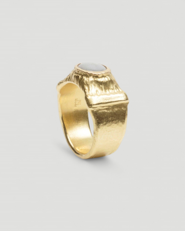 Strukturierter 750 Goldring mit grauem Sternsaphir - Goldschmiede Krack