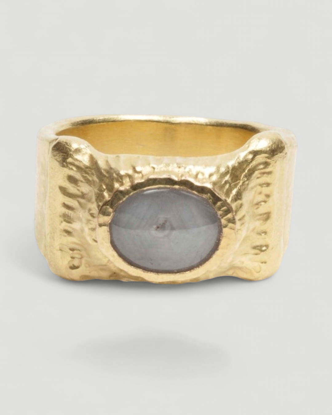 Strukturierter 750 Goldring mit grauem Sternsaphir - Goldschmiede Krack