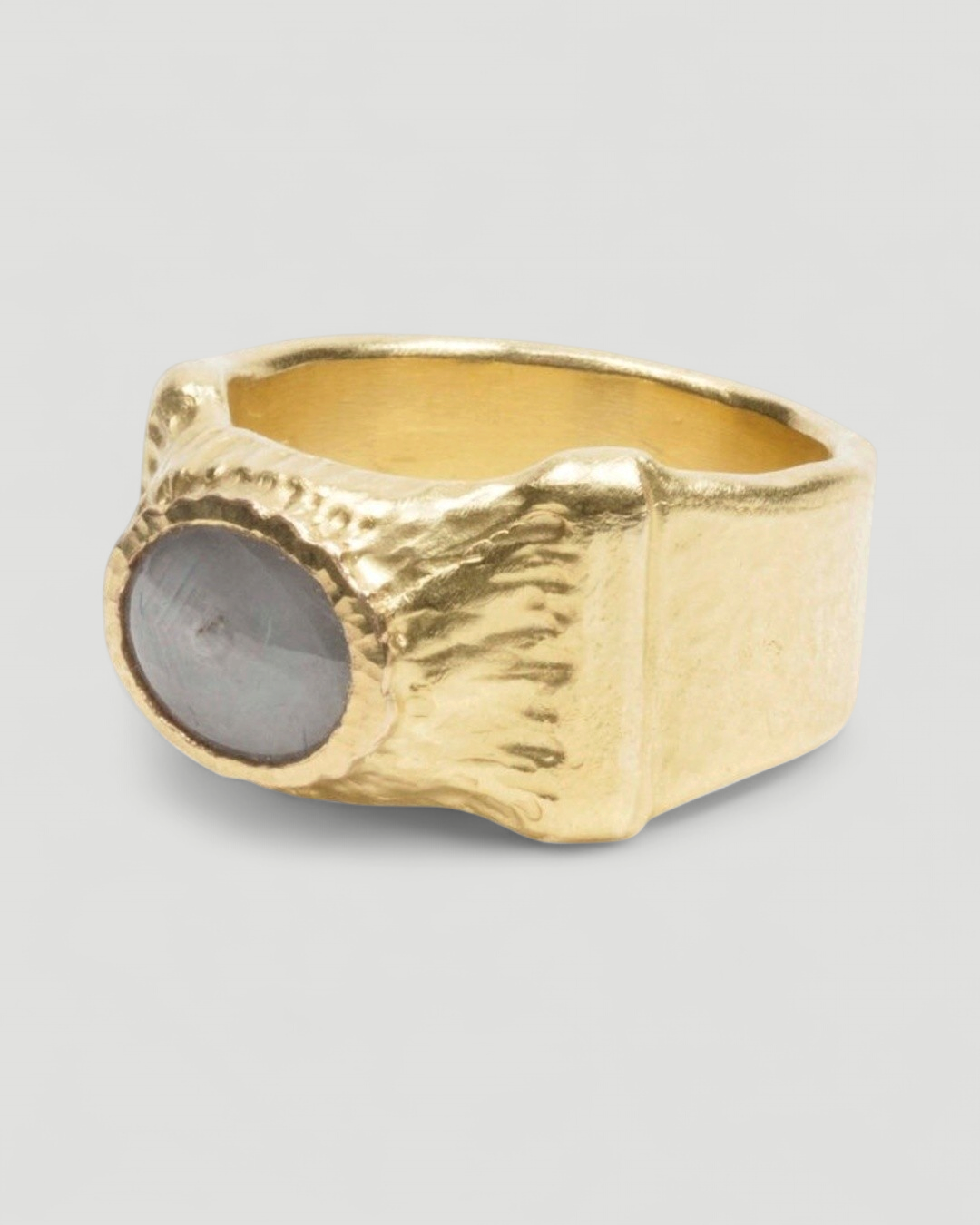 Strukturierter 750 Goldring mit grauem Sternsaphir - Goldschmiede Krack