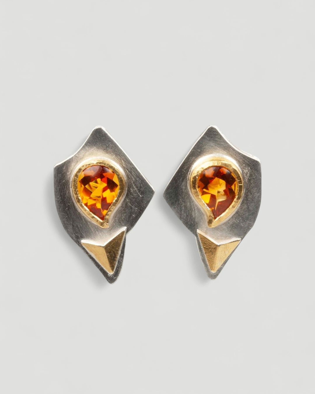 Futuristische Louis Krack Ohrclips mit orangen Citrin - Goldschmiede Krack