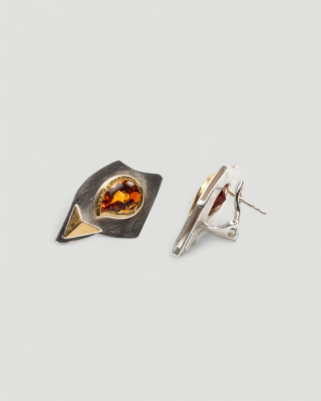 Futuristische Louis Krack Ohrclips mit orangen Citrin - Goldschmiede Krack