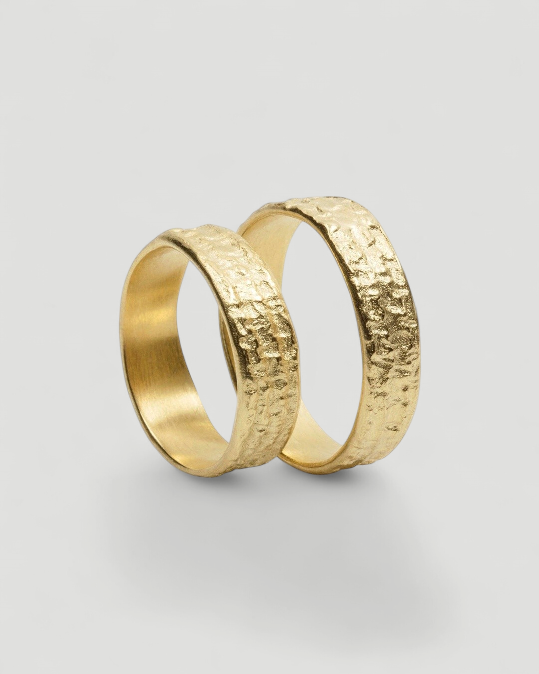 Flache 750 Gold Trauringe mit gehämmerter Oberfläche - Goldschmiede Krack