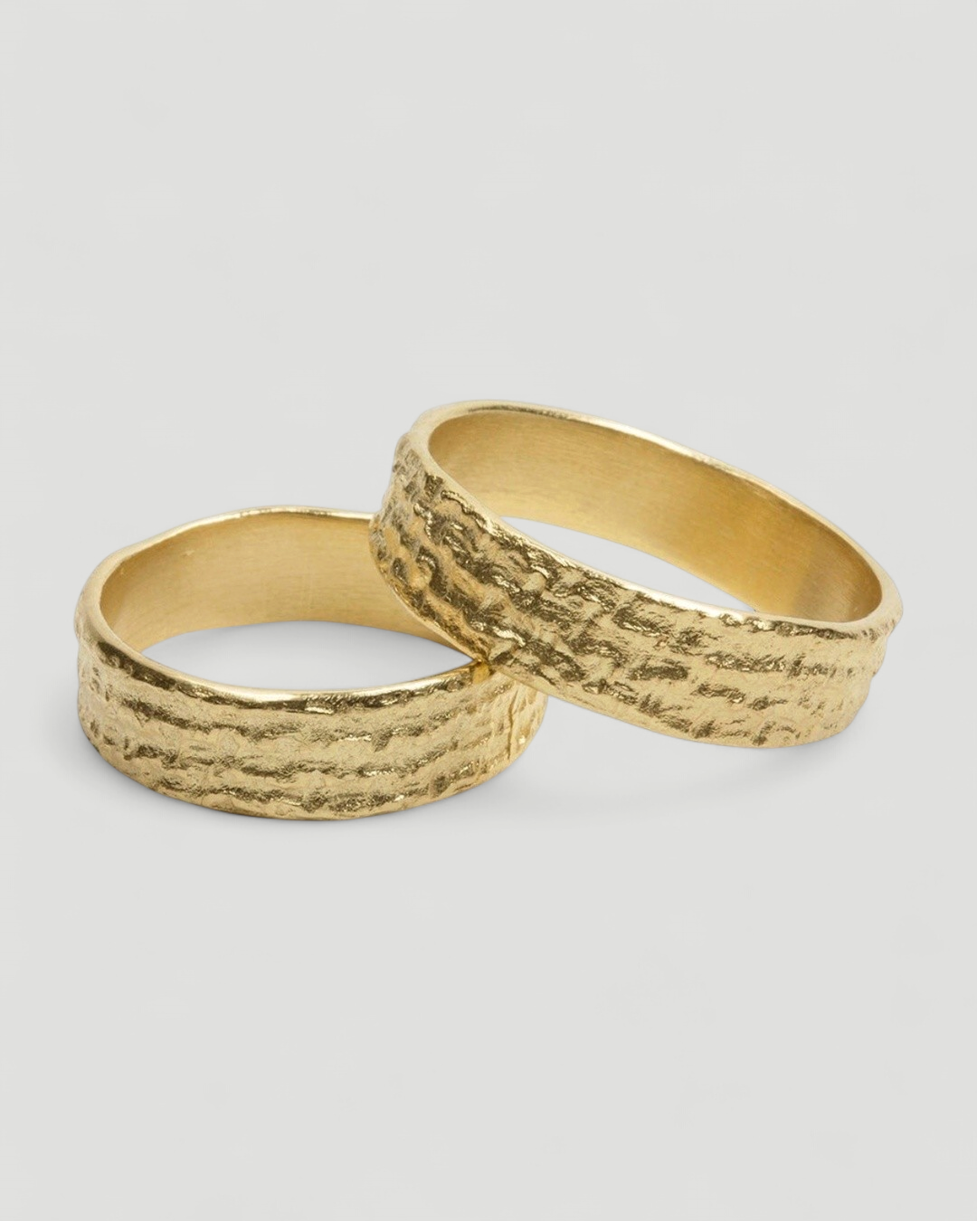 Flache 750 Gold Trauringe mit gehämmerter Oberfläche - Goldschmiede Krack