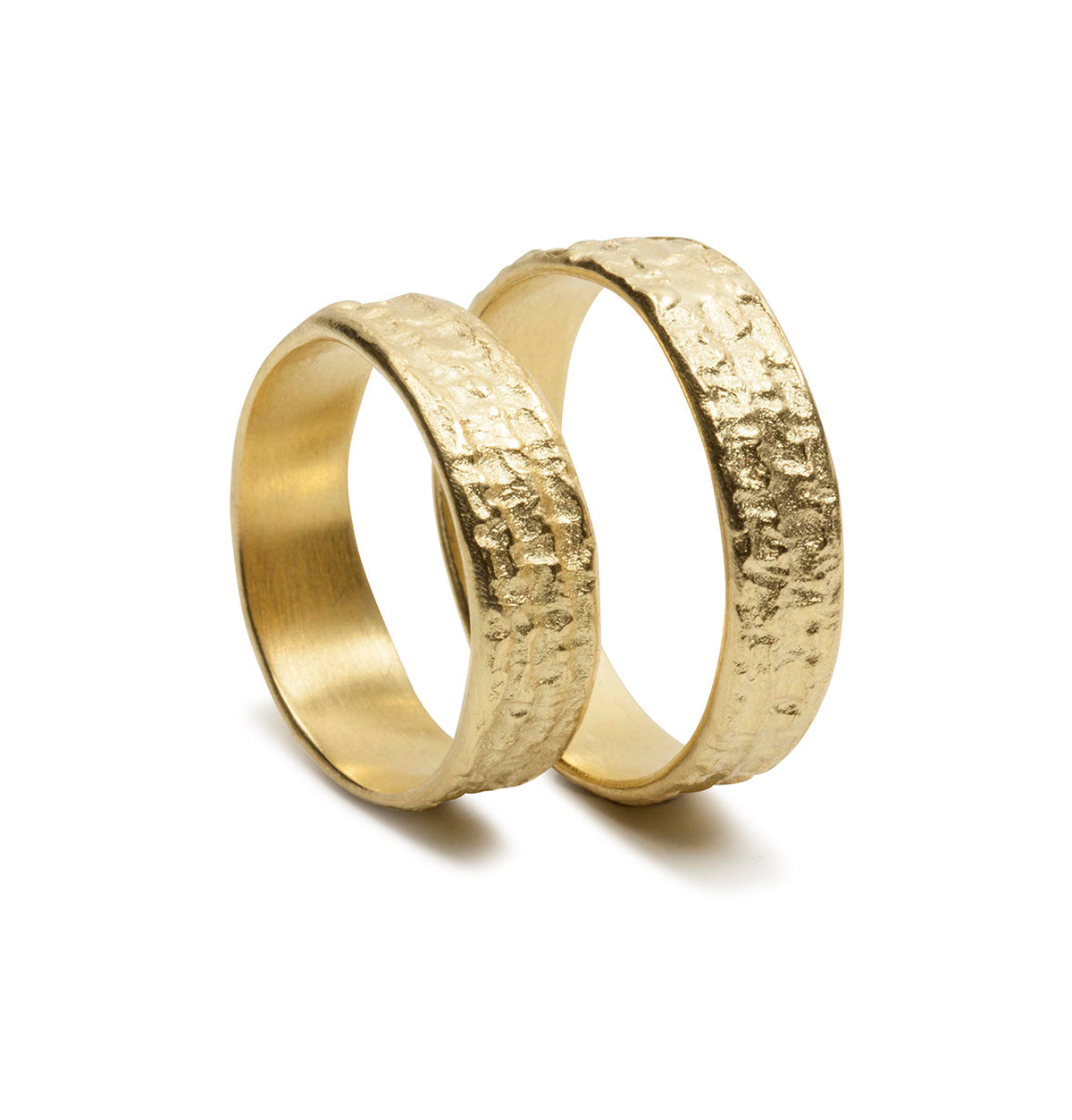 Flache 750 Gold Trauringe mit gehämmerter Oberfläche - Goldschmiede Krack