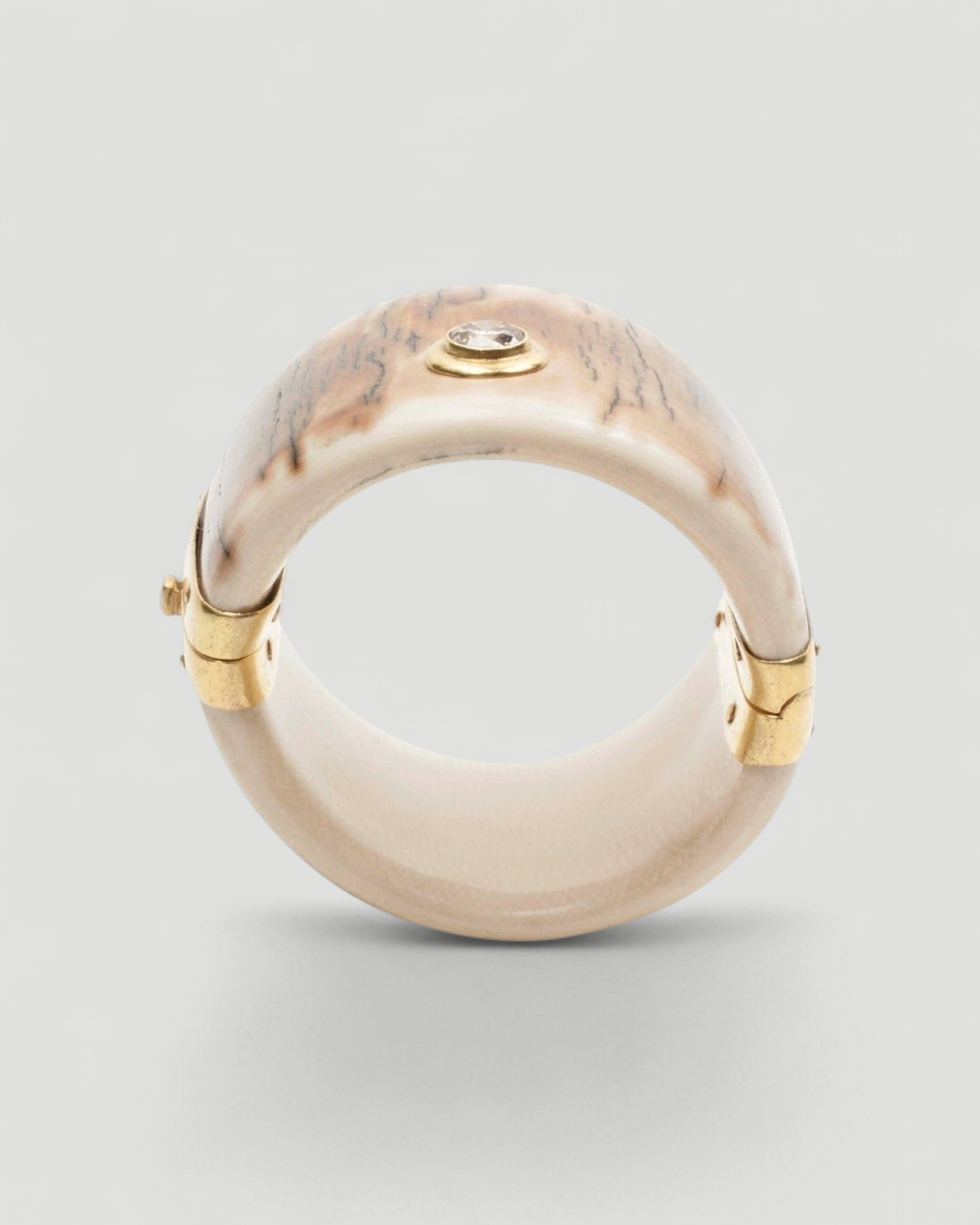 Armreif aus fossilem Mammutelfenbein mit 750 Goldschloss und 2,73 ct Brillant - Goldschmiede Krack