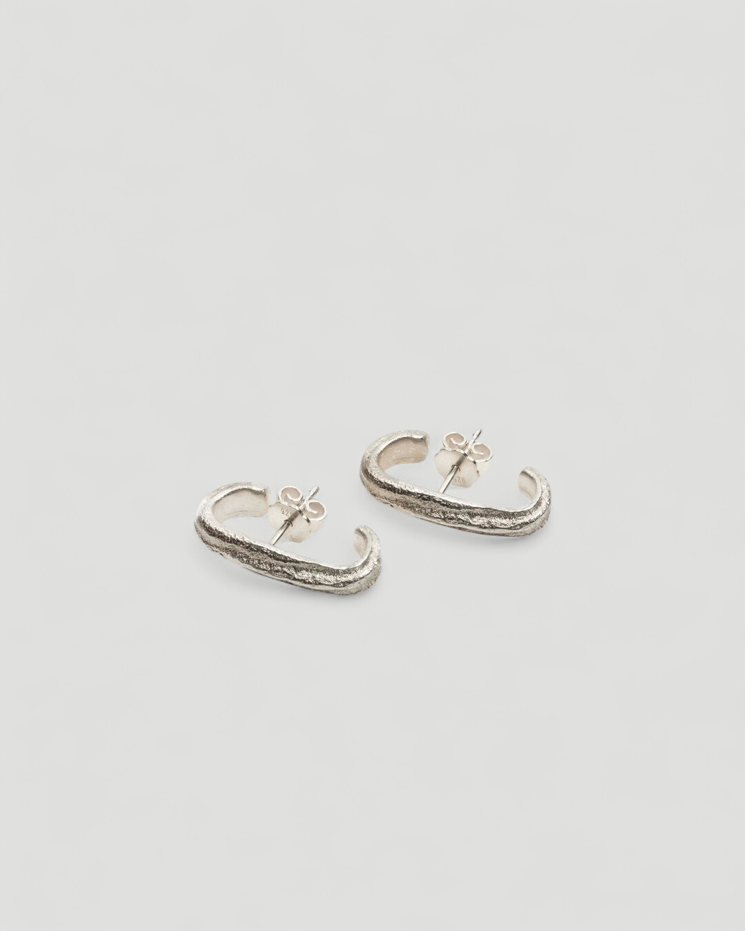 Earcuff Ohrstecker mit Tarmac Struktur - Goldschmiede Krack