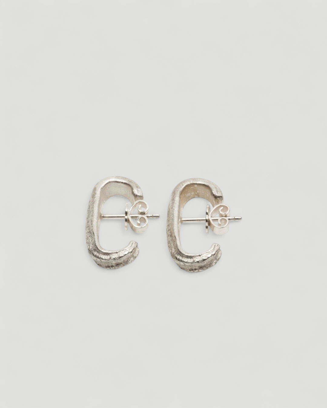 Earcuff Ohrstecker mit Tarmac Struktur - Goldschmiede Krack