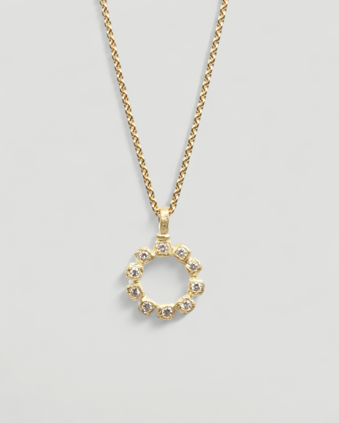 Zarter Kreis-Anhänger aus 750 Gold mit Brillanten und 750 Goldkette - Goldschmiede Krack