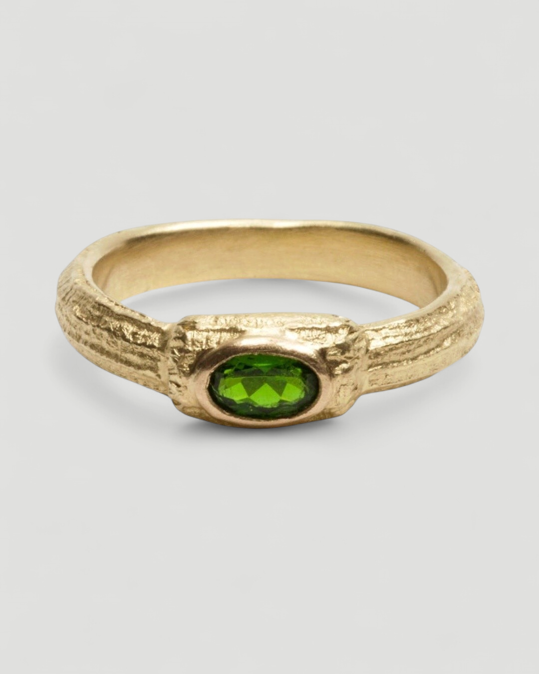 Zierlicher 750 Goldring mit ovalem grünem Turmalin - Goldschmiede Krack