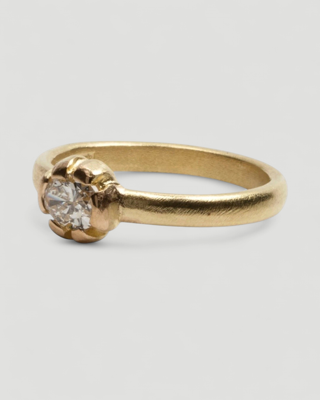 Filigraner 750 Goldring mit ovalem weißen Diamant - Goldschmiede Krack
