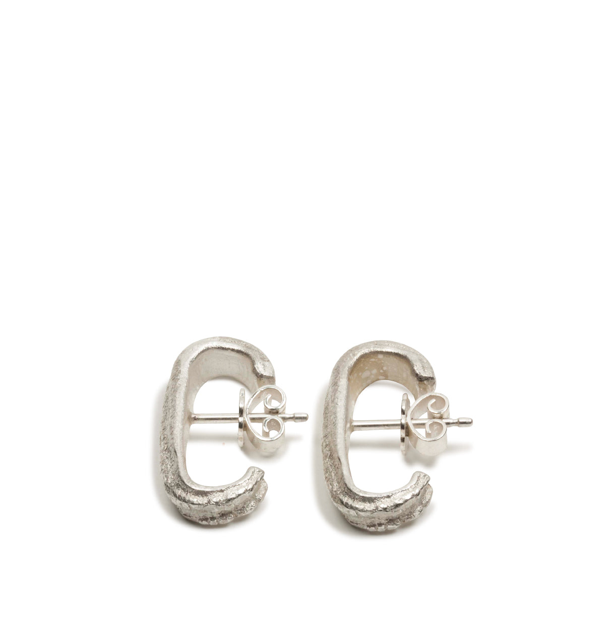 Earcuff Ohrstecker mit Tarmac Struktur - Goldschmiede Krack - Trauringe & Unikatschmuck aus Deidesheim