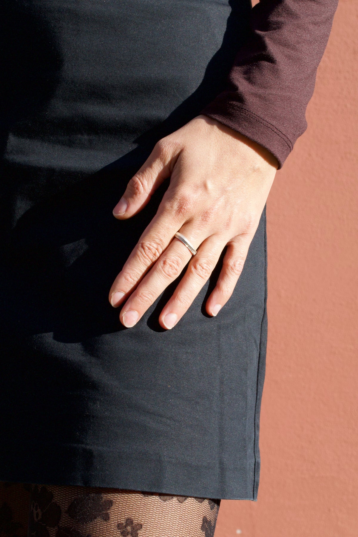 925 Silber-Memoirering mit Tarmac-Struktur und Lab-Grown Brillanten (0,52 ct), getragen