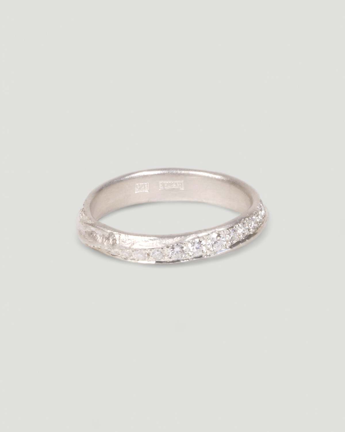 925 Silber-Memoirering mit Tarmac-Struktur und Lab-Grown Brillanten, weitere Ansicht der Brillantlinie