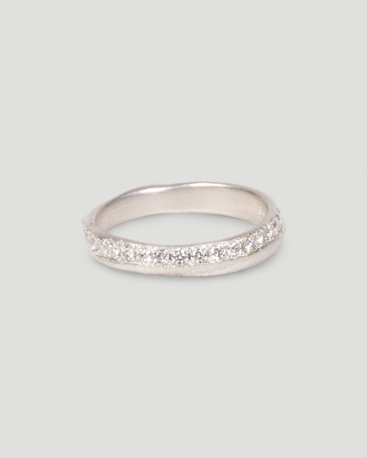 925 Silber-Memoirering mit Tarmac-Struktur und Lab-Grown Brillanten, Vorderansicht