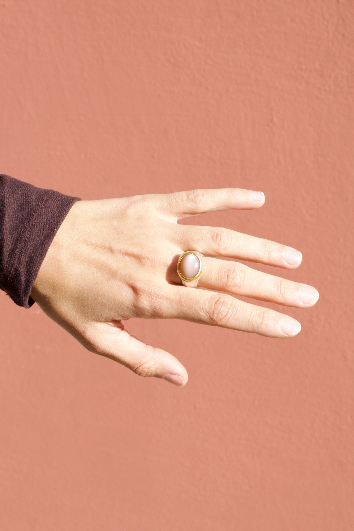 925 Silberring mit braunem Mondstein am Finger getragen