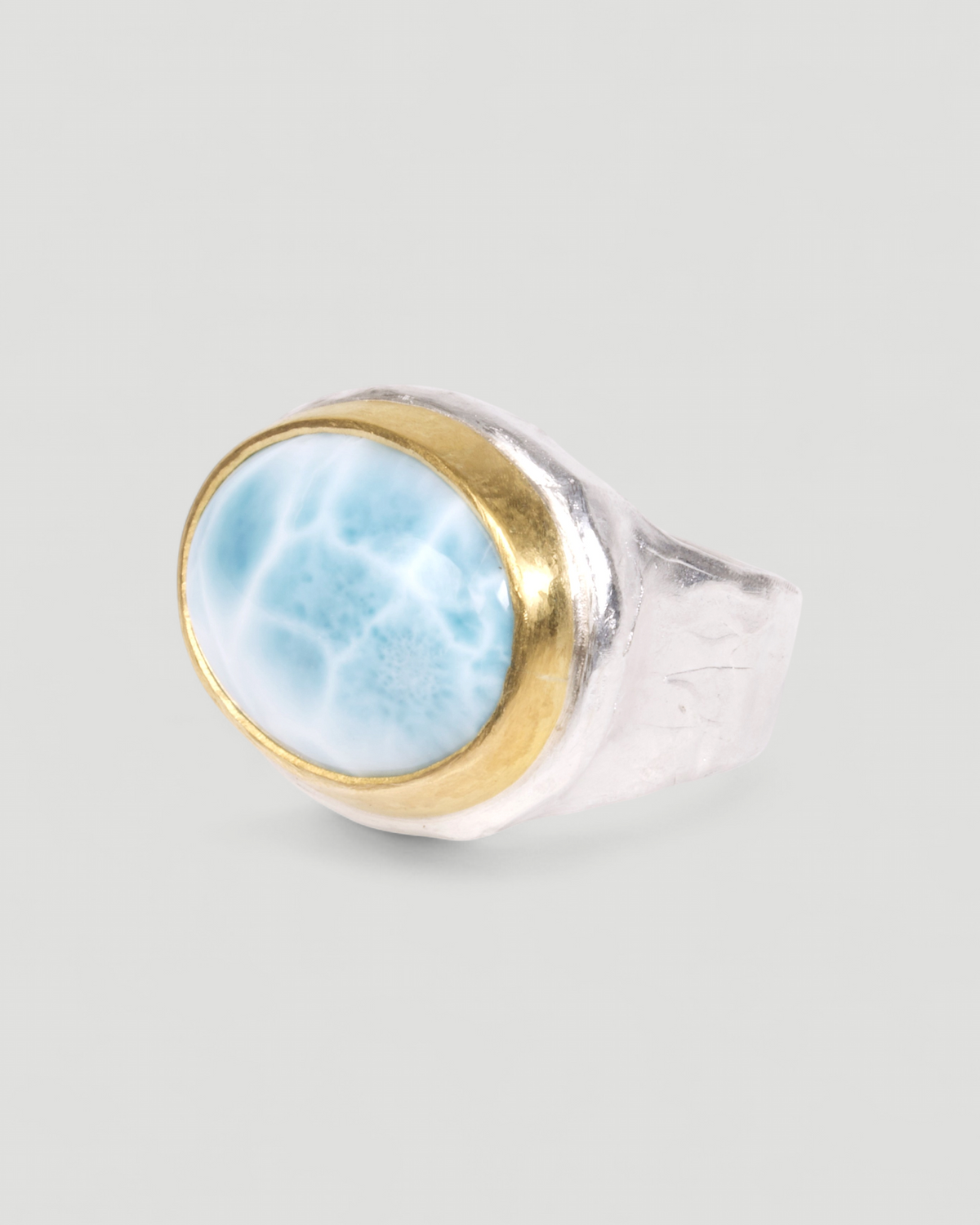 925 Silberring mit Larimar, Schrägansicht mit leicht strukturierter Ringschiene