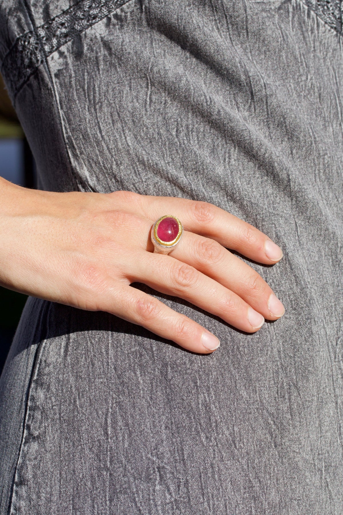 925 Silberring mit pinkem Turmalin, an der Hand getragen, Nahaufnahme