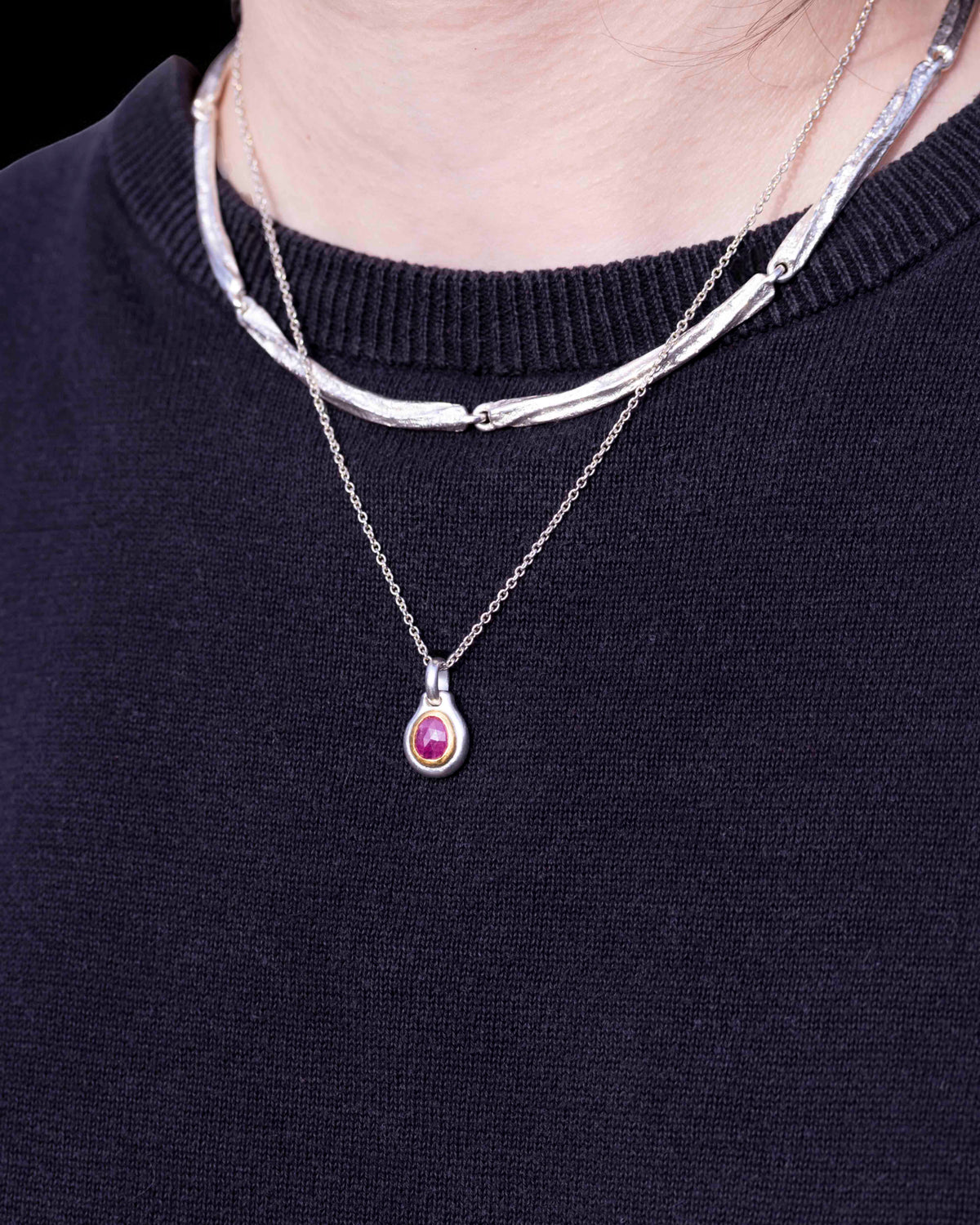 Rubin-Anhänger aus 925 Silber mit Goldfassung - Bundle mit Kette - Goldschmiede Krack - Trauringe & Unikatschmuck aus Deidesheim