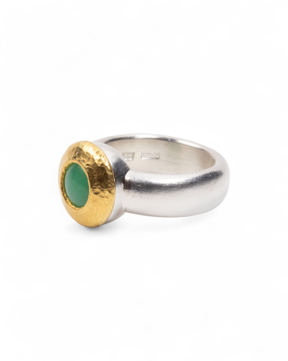 925 Silberring mit Chrysopras-Cabochon und Feingoldfassung