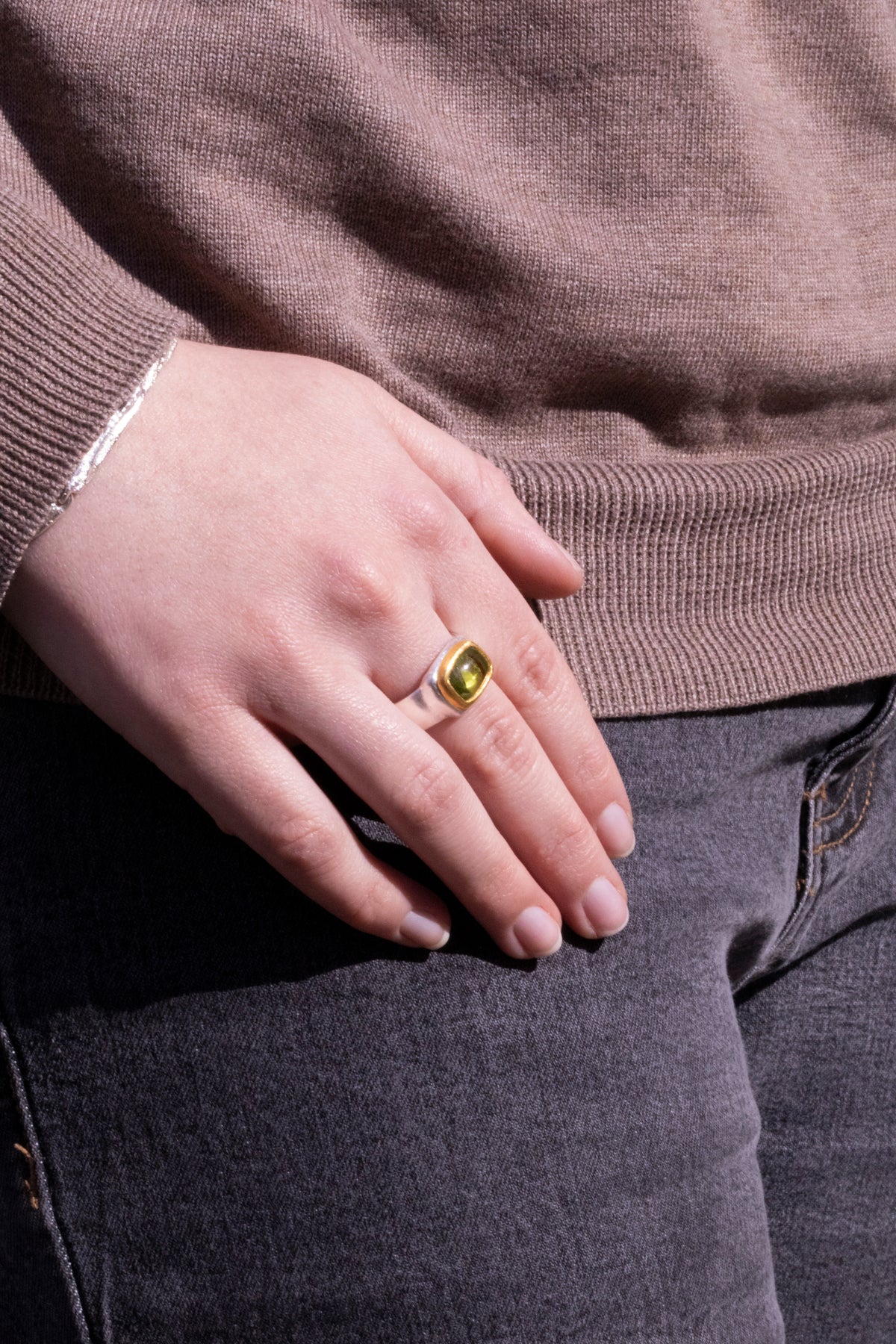 925 Silberring mit grünem Peridot (4,88 ct) und 999 Feingold-Fassung - Goldschmiede Krack - Trauringe & Unikatschmuck aus Deidesheim