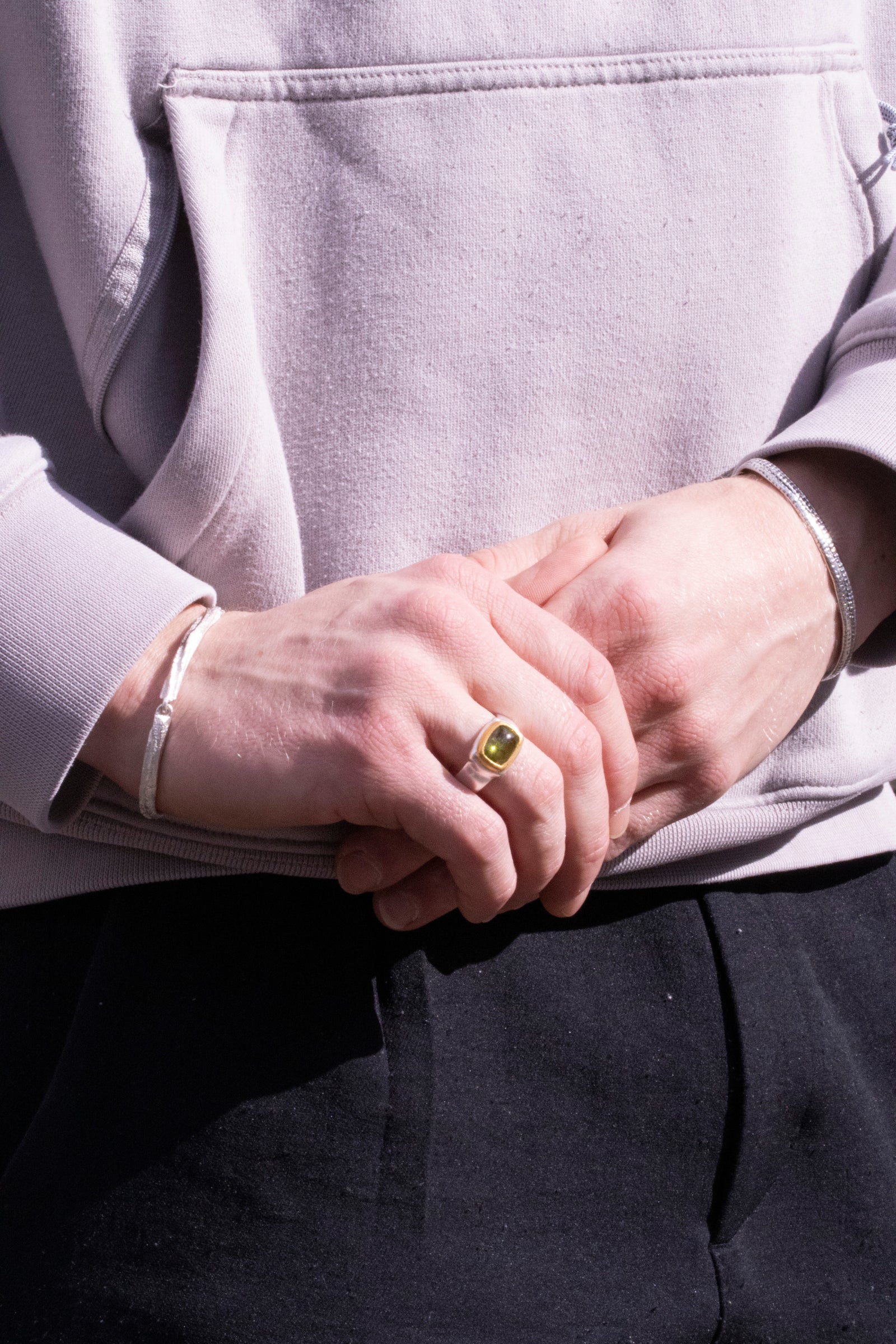 925 Silberring mit grünem Peridot (4,88 ct) und 999 Feingold-Fassung - Goldschmiede Krack - Trauringe & Unikatschmuck aus Deidesheim