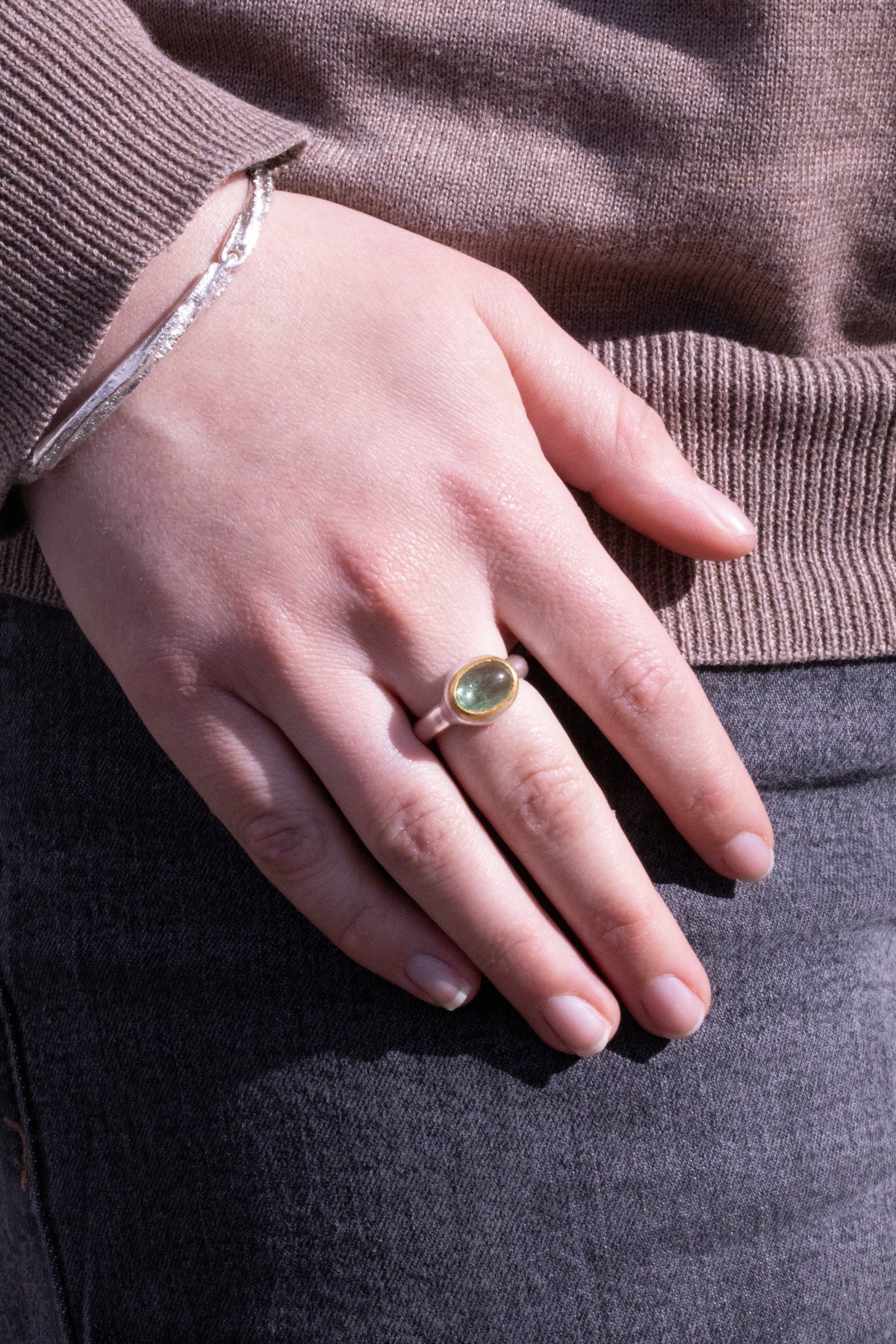 925 Silberring mit grünem Turmalin (3,31 ct) und 999 Feingold-Fassung - Goldschmiede Krack - Trauringe & Unikatschmuck aus Deidesheim