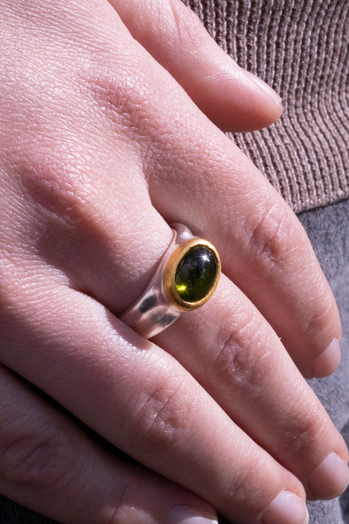 925 Silberring mit grünem Turmalin (3,58 ct) und 999 Feingold-Fassung - Goldschmiede Krack - Trauringe & Unikatschmuck aus Deidesheim