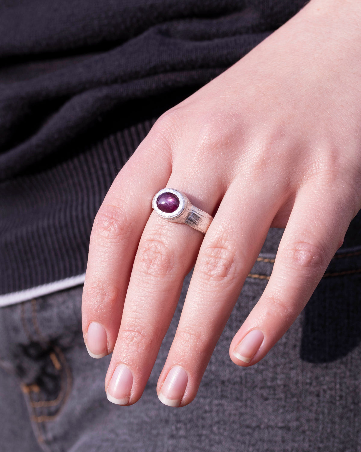 925 Silberring mit rotem Sternrubin (2.62 ct) - Goldschmiede Krack - Trauringe & Unikatschmuck aus Deidesheim