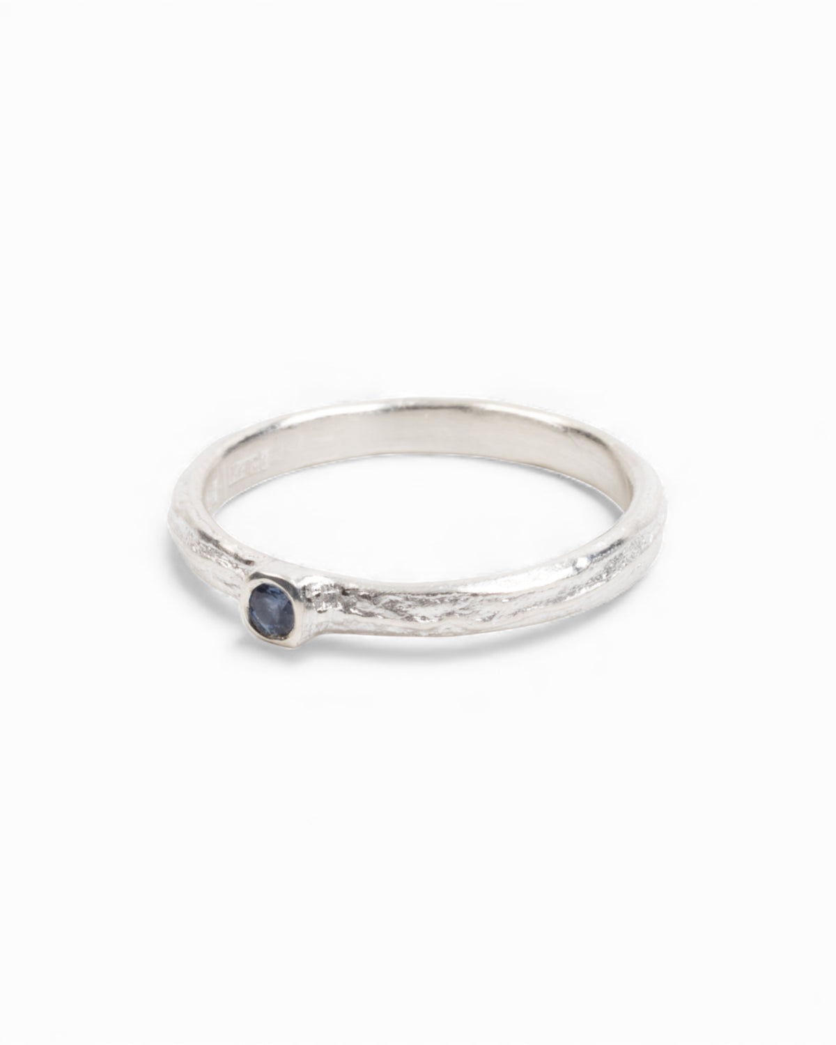 926 Silberring mit blauem Saphir zum Kombinieren - Goldschmiede Krack - Trauringe & Unikatschmuck aus Deidesheim