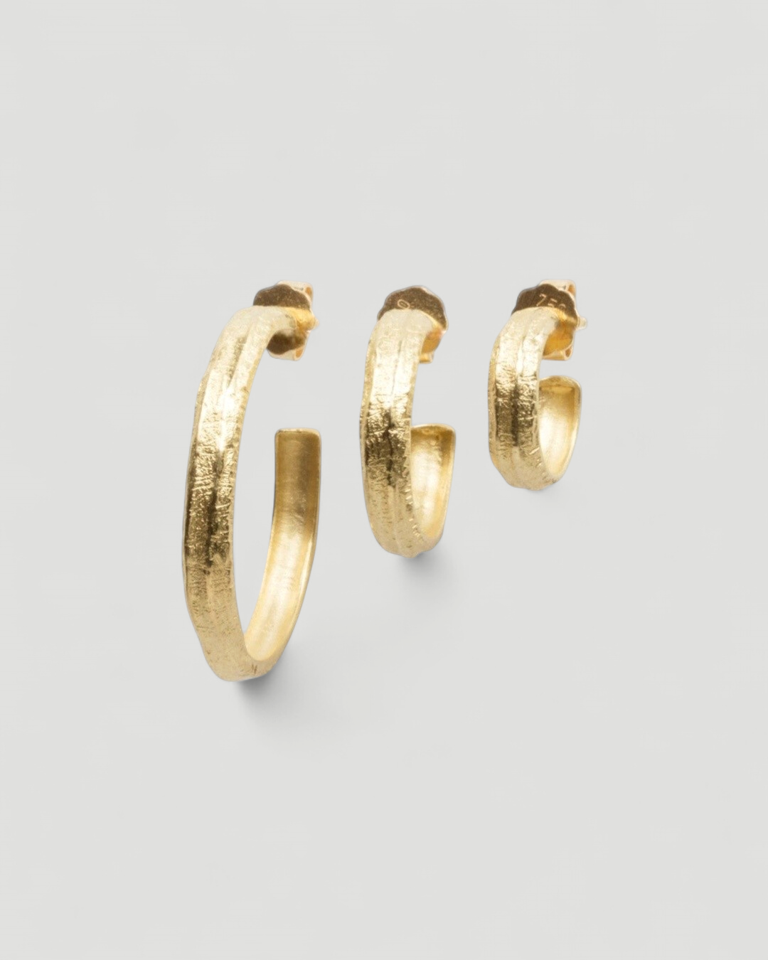 750 Goldcreolen mit Tarmac Struktur Ø 15 - 30 mm - Goldschmiede Krack
