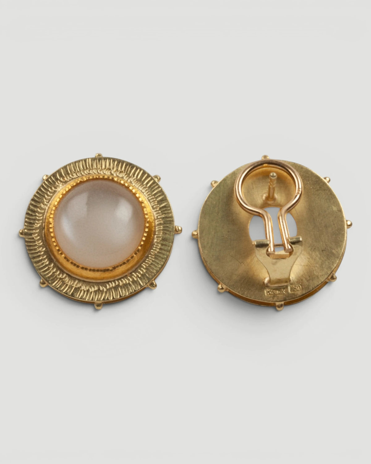 Große 750 Gold Ohrclips mit schimmernden Mondsteinen