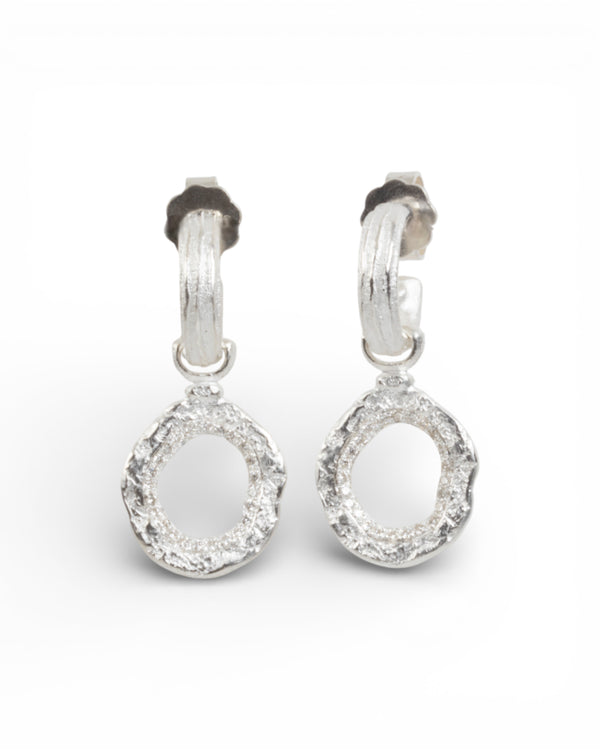 Bark-Creolen aus 925 Silber mit abnehmbaren Brillantanhängern (0,20 ct) - Goldschmiede Krack - Trauringe & Unikatschmuck aus Deidesheim