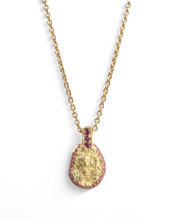 Anhänger mit Rubin und "Nugget" Struktur mit 750 Goldkette - Goldschmiede Krack - Trauringe & Unikatschmuck aus Deidesheim
