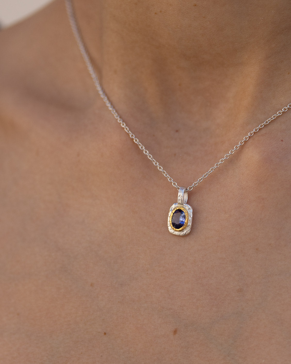 Bicolor Silberanhänger mit Tansanit (0.89 ct) in 999 Goldfassung mit 925 Silberkette - Goldschmiede Krack - Trauringe & Unikatschmuck aus Deidesheim