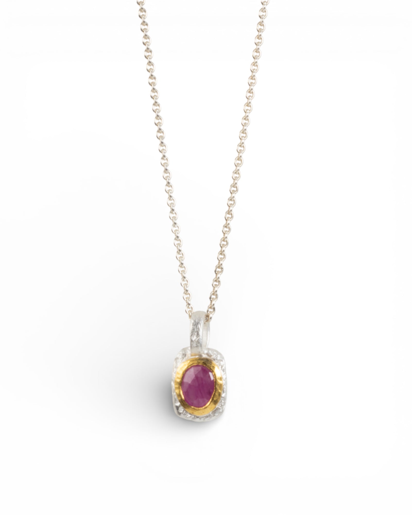 Bicolor organisch-eckiger 925 Silberanhänger mit pinken Rubin (0.80 ct) und Gold - Goldschmiede Krack - Trauringe & Unikatschmuck aus Deidesheim