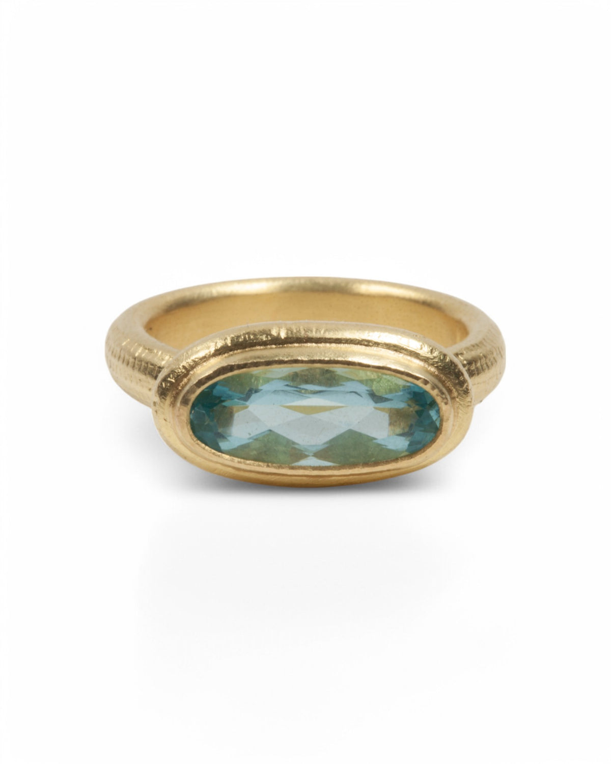 Eleganter 750 Goldring mit blauem Aquamarin - Goldschmiede Krack - Trauringe & Unikatschmuck aus Deidesheim