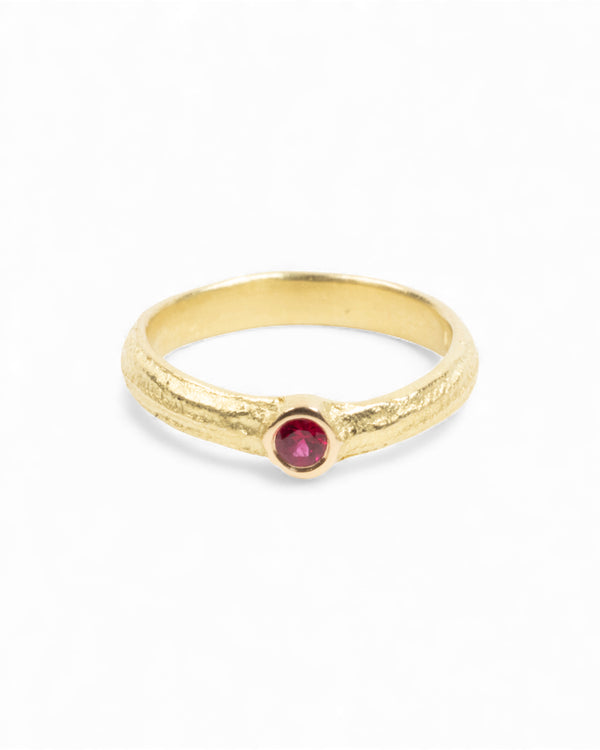 Filigraner 750 Goldring mit rotem Rubin (0.13 ct) - Goldschmiede Krack - Trauringe & Unikatschmuck aus Deidesheim