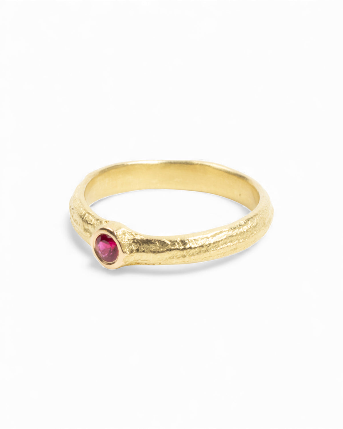 Filigraner 750 Goldring mit rotem Rubin (0.13 ct) - Goldschmiede Krack - Trauringe & Unikatschmuck aus Deidesheim