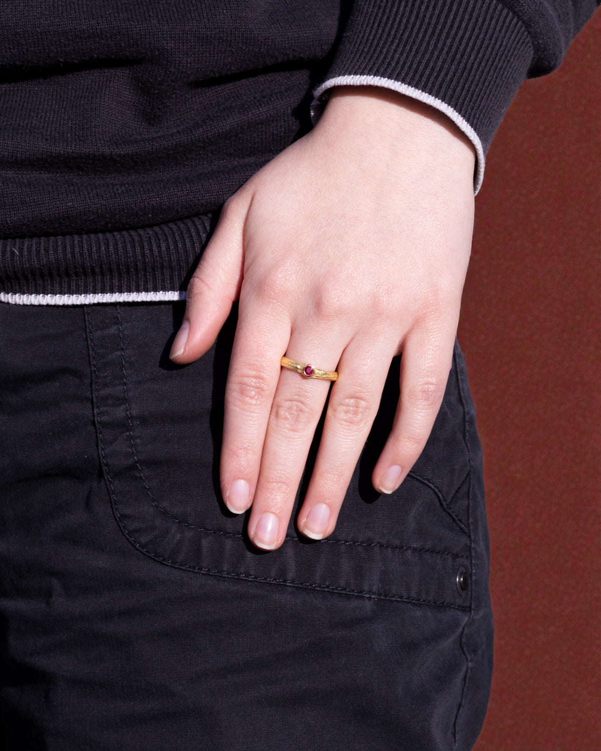 Filigraner 750 Goldring mit rotem Rubin (0.13 ct)