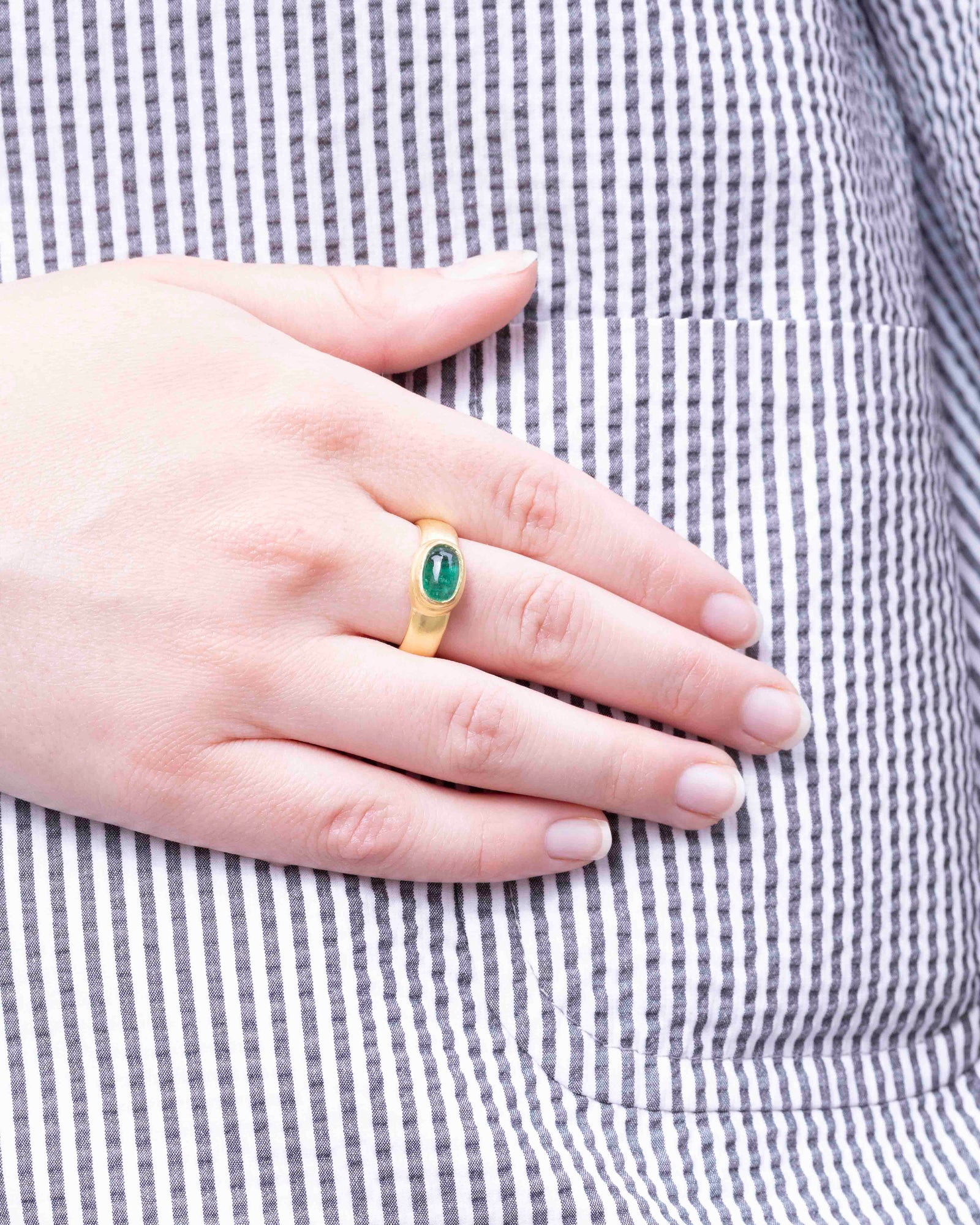 750 Goldring mit grünem Smaragd (1,39 ct) - Goldschmiede Krack